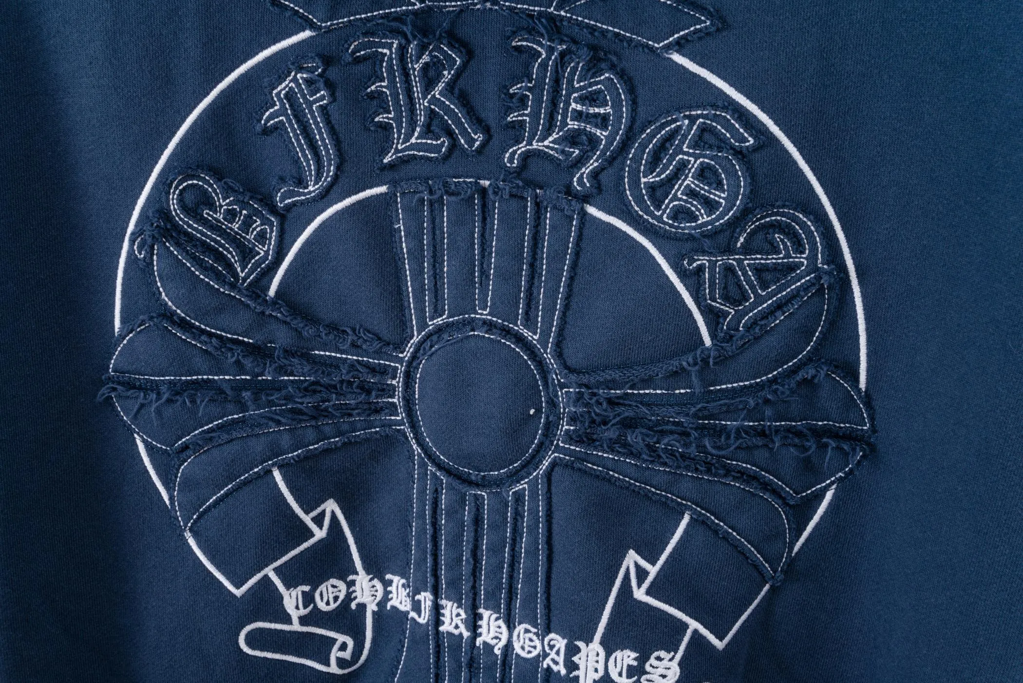 P320 𝗖𝗵𝗿𝗼𝗺𝗲 𝗛𝗲𝗮𝗿𝘁𝘀/Cro Heart 2025 Cross Patch Embroidery Summer New Original Single Counter American Acid Washed Distressed Laser Burnt Patch Embroidery Couple Casual Hooded Sweatshirt Customized fabric 440g tripe terry fabric! American acid-washed and distressed original fabric laser burnt ✟appliqué embroidery and exquisite embroidery of letters! The best-selling model at the counter. It is very comfortable to wear. It is low-key yet luxurious. It is very classy when worn. The large size and tailoring are needless to say. The upper body is exquisite and vivid. 👍High-end first-class materials. A truly palace-level product. The cotton from Turkey is of outstanding quality. After heavy washing, the clothes are very soft! Not picky, the upper body is absolutely stylish and extremely luxurious. Auxiliary materials: The original model has been authenticated and labeled ➕100% silk washed with water label. Genuine purchase-grade original hangtag➕matching hanging rope➕3D hanging beads➕original packaging bag. Craftsmanship: The original version has consistent wiring! The highest version of the armhole matching technique! Countless times of pattern making to 100% restore the original appearance! The correct version is the same for men and women, super eye-catching, super good-looking, and super atmospheric! Color: white, washed black, washed blue Size: XS-L